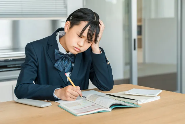 夜に受験勉強に取り組む中高生