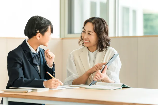 家庭教師と一緒に勉強する中学生