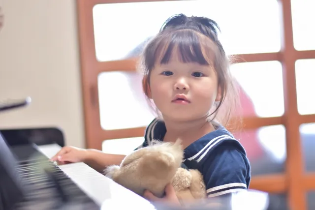 自宅での練習に最適な電子ピアノやキーボードの鍵盤を、初心者が弾き始める様子