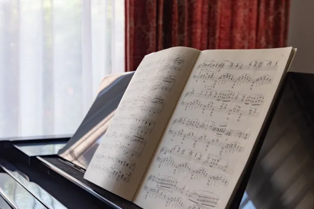 大人の初心者向けに、好きな曲の楽譜を使って優しくアドバイスをするピアノ講師のレッスン